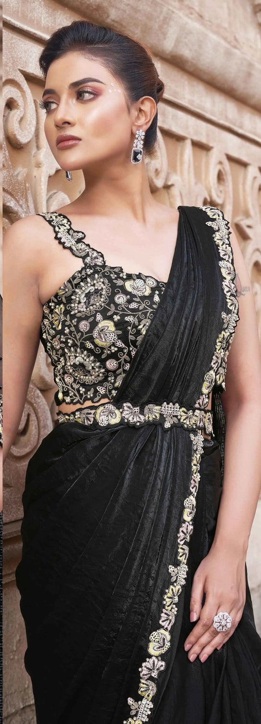 Sari prêt-à-porter noir fumé avec sequins duo et perles, accompagné d’un poncho COLLECTION URVASHI