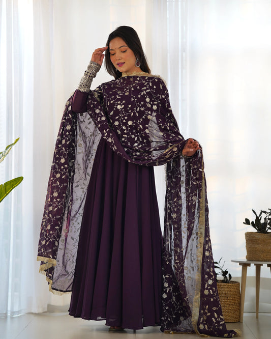 Ensemble Robe Anarkali violet raisin maxi romantique avec broderies