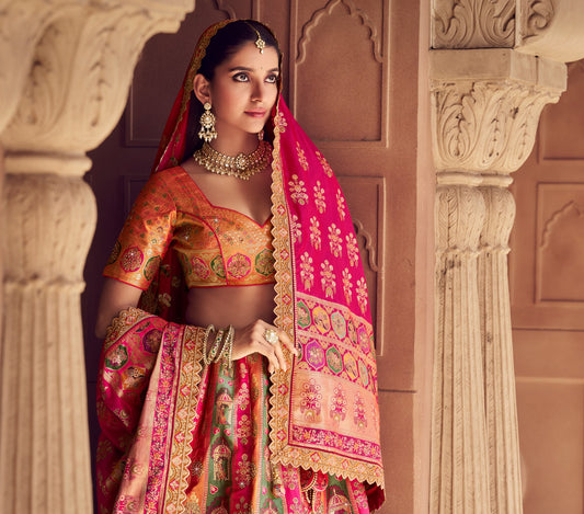 Lehenga de mariée rose fuchsia et moutarde en soie Banarasi premium, broderies Swarovski, sequins, avec ceinture et pochette COLLECTION AMYRA