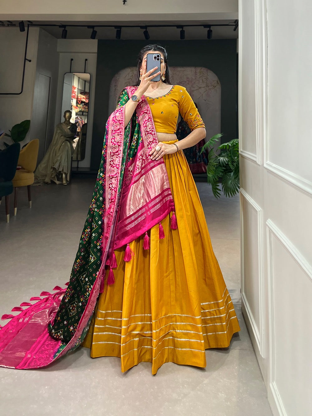 Eleganter rosa-grauer Braut-Lehenga mit Zarkan-Stickerei und Pailletten