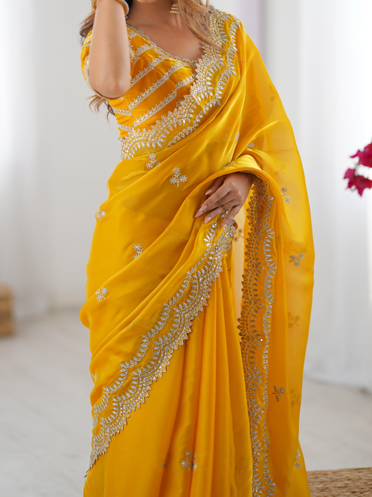 Sari de fête jaune scintillant avec broderies et sequins