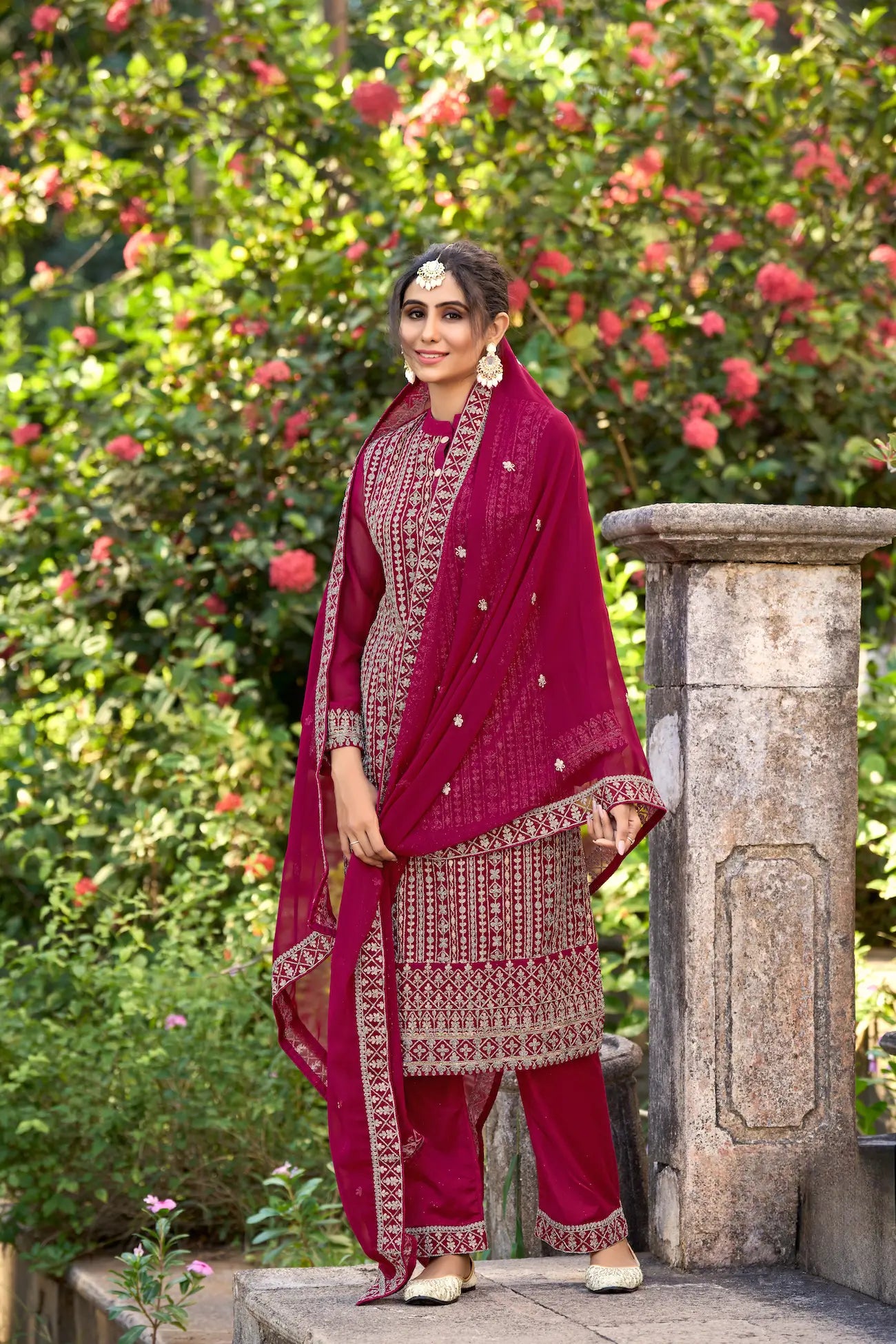 Salwar suit en soie Glory rose foncé avec broderie en fils et sequins