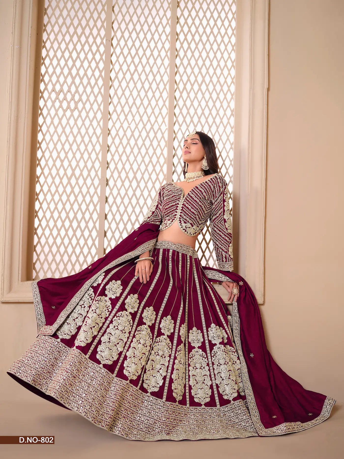 Dunkelviolettes, schimmerndes Lehenga-Choli-Set aus Kunstseide, verziert mit zarter Fadenarbeit und schimmernder Paillettenstickerei