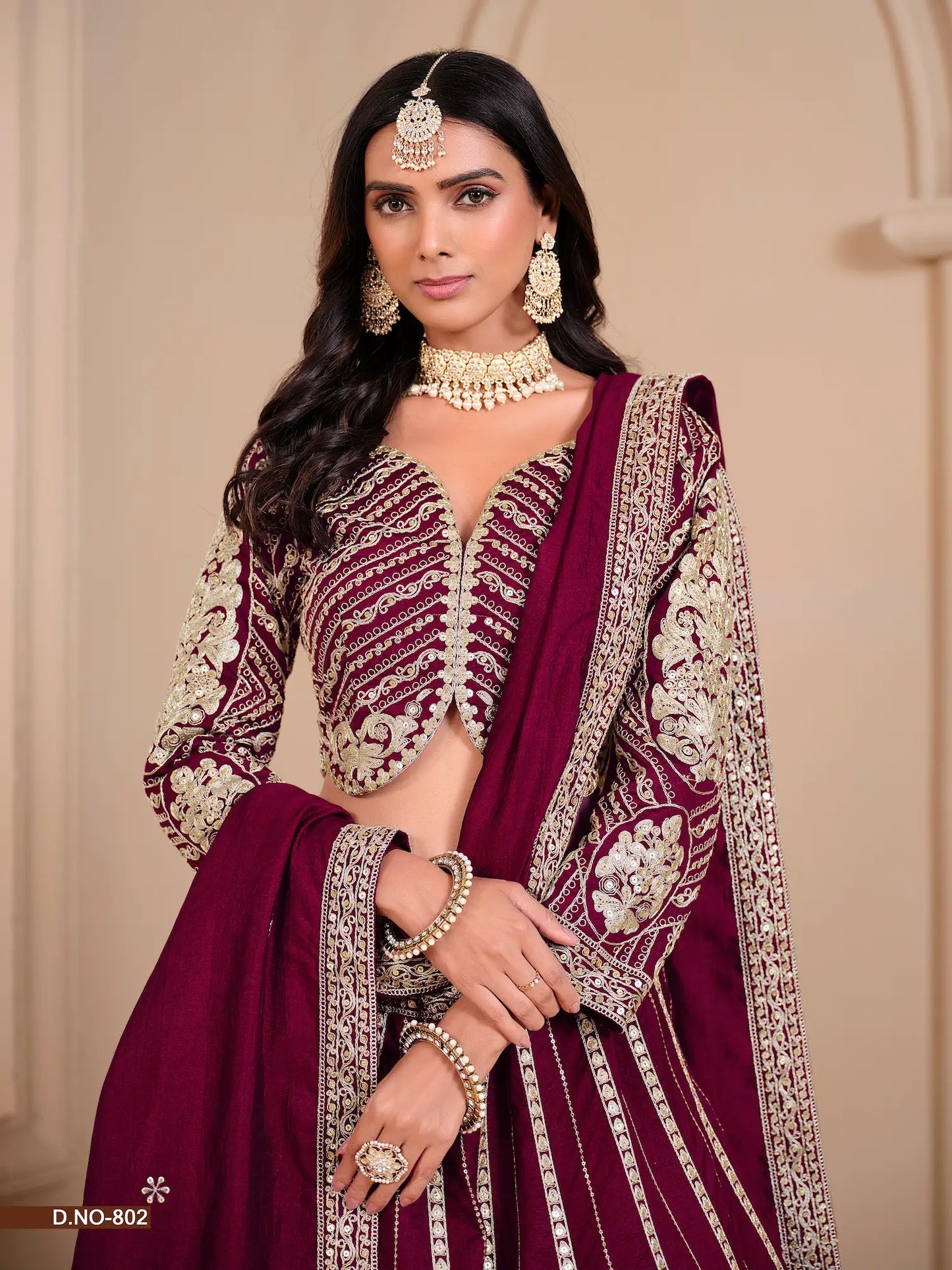 Dunkelviolettes, schimmerndes Lehenga-Choli-Set aus Kunstseide, verziert mit zarter Fadenarbeit und schimmernder Paillettenstickerei