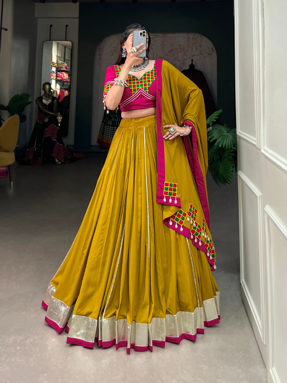 Eleganter rosa-grauer Braut-Lehenga mit Zarkan-Stickerei und Pailletten