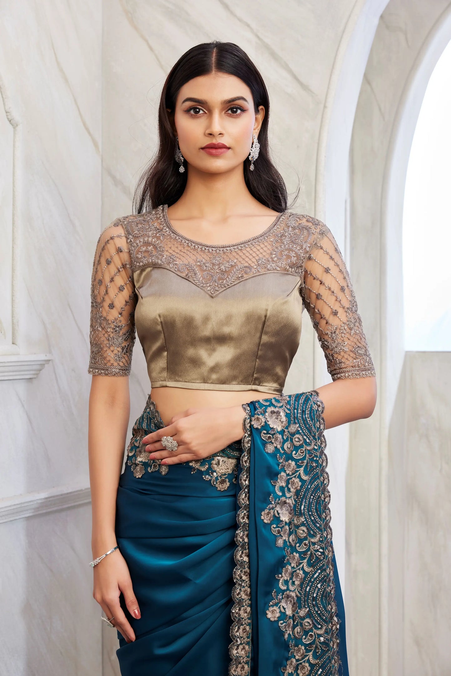Sari en soie couleur bleu-vert riche avec blouse contrastante bronze brodée