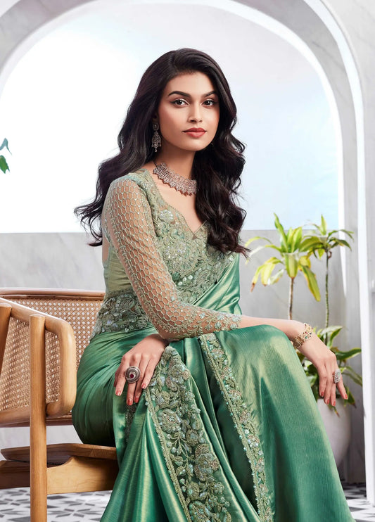 Sari en soie scintillante vert pistache et or avec blouse assortie