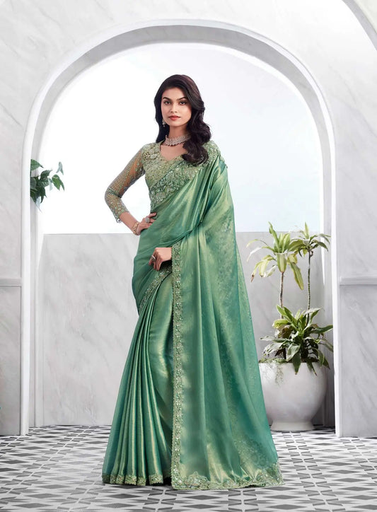 Sari en soie scintillante vert pistache et or avec blouse assortie