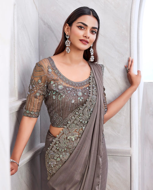 Sari en soie grise avec travail de broderie et blouse assortie