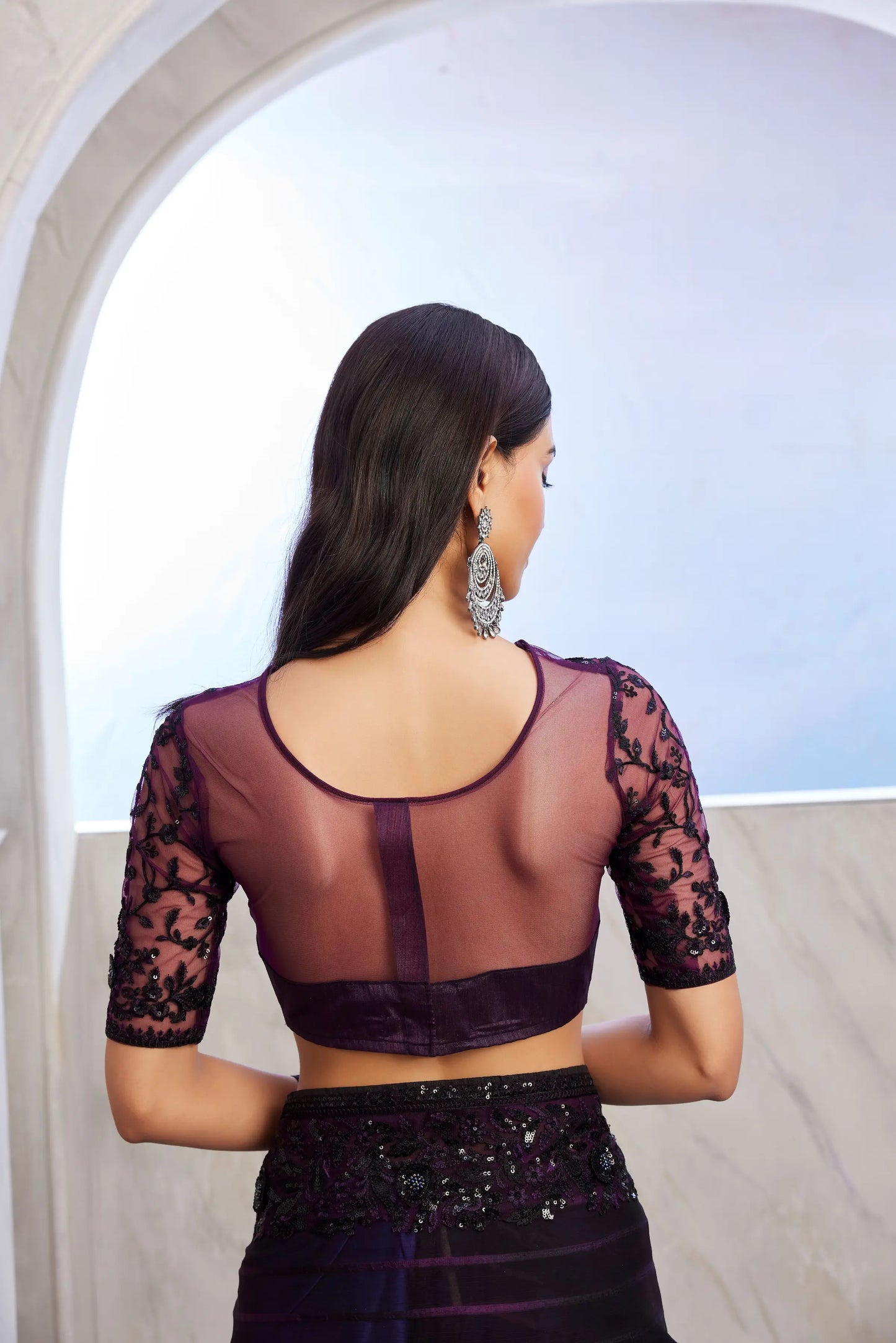 Dunkelvioletter Seidensari mit Traubenmuster und bestickter Bluse