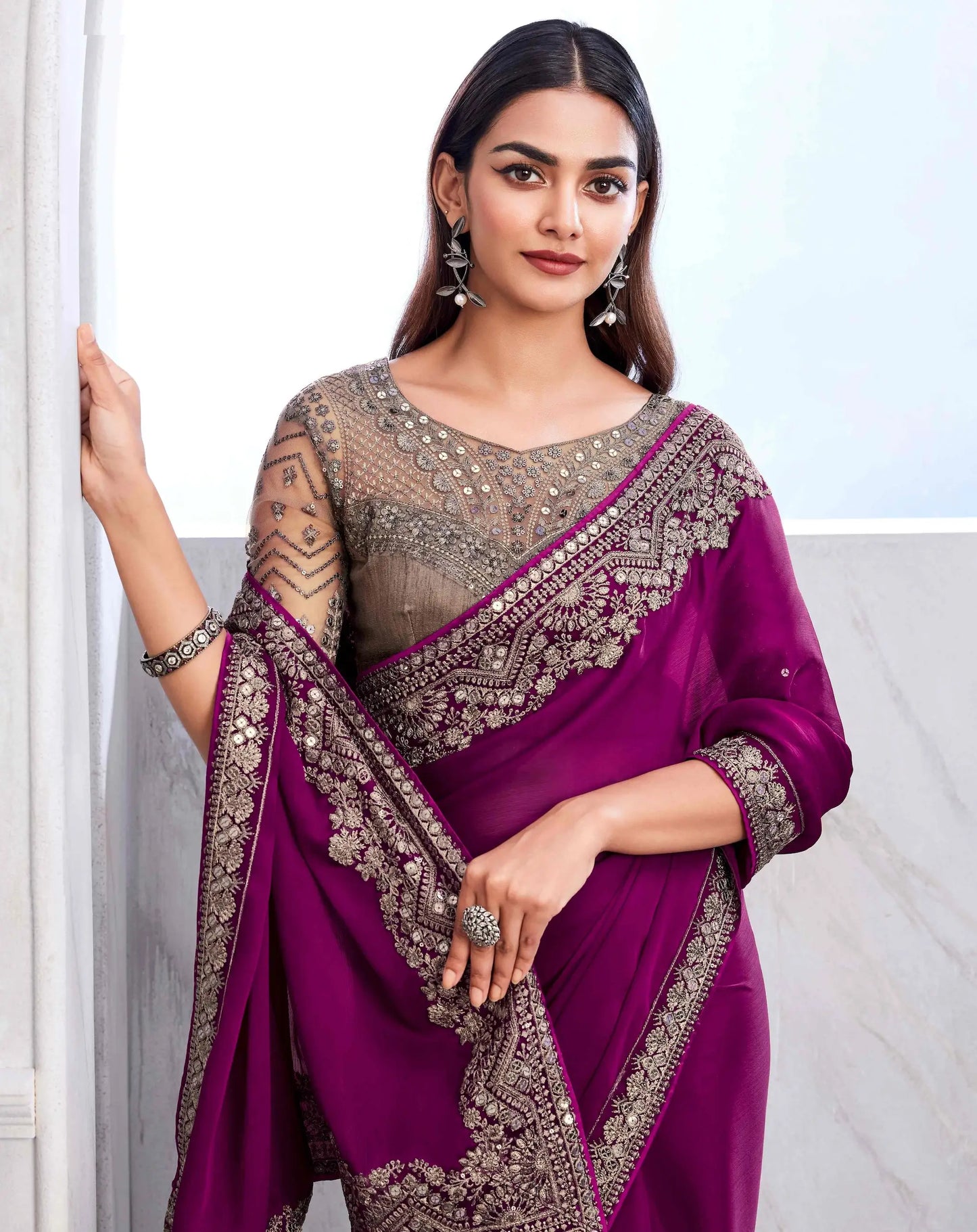 Traubenvioletter Chiffon-Seidensari