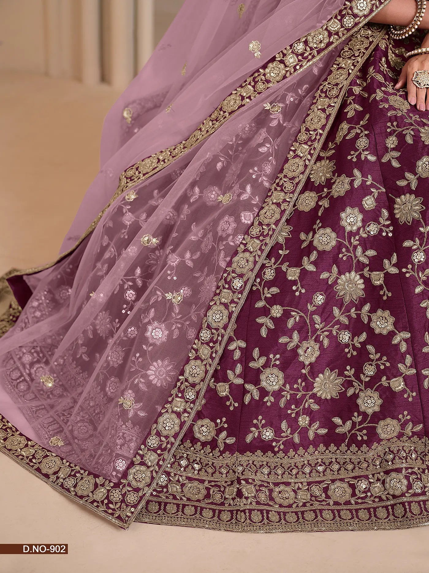Designer Lehenga Choli aus weinroter Kunstseide mit Fadenstickerei und Pailletten