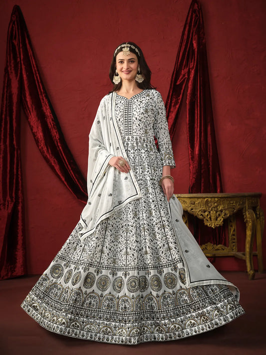 Robe blanche en georgette avec broderie en fils et sequins