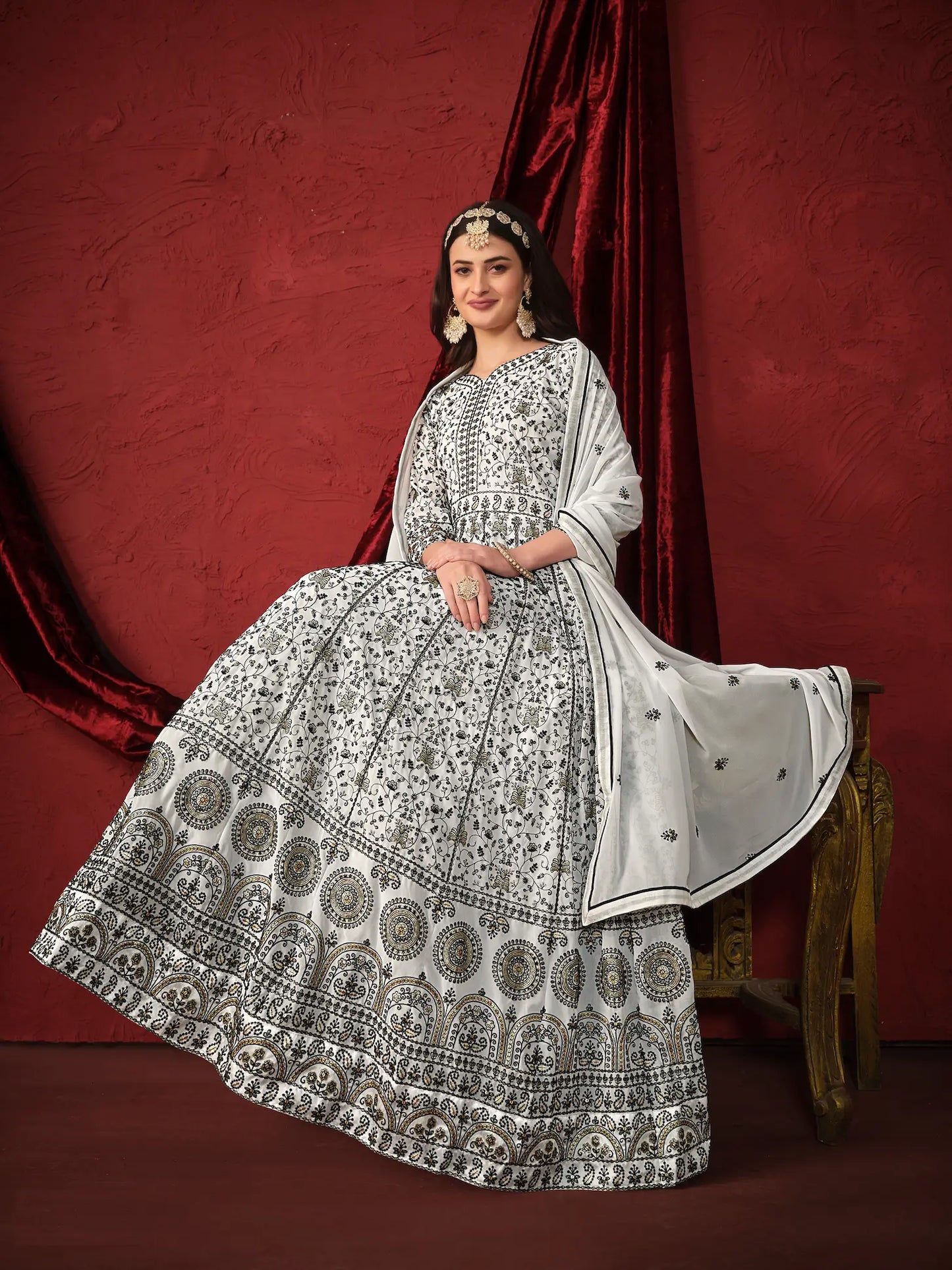 Robe blanche en georgette avec broderie en fils et sequins