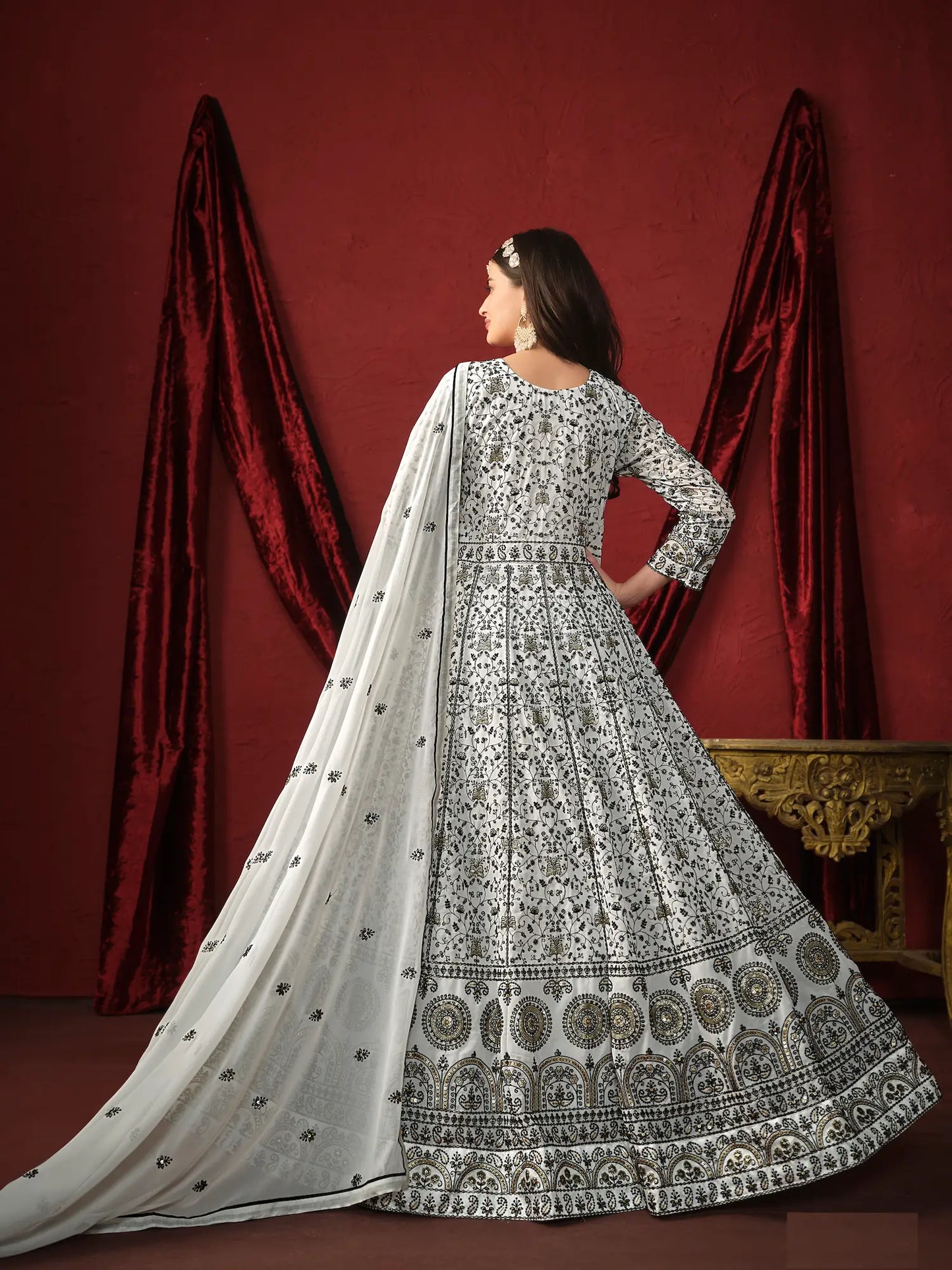 Robe blanche en georgette avec broderie en fils et sequins