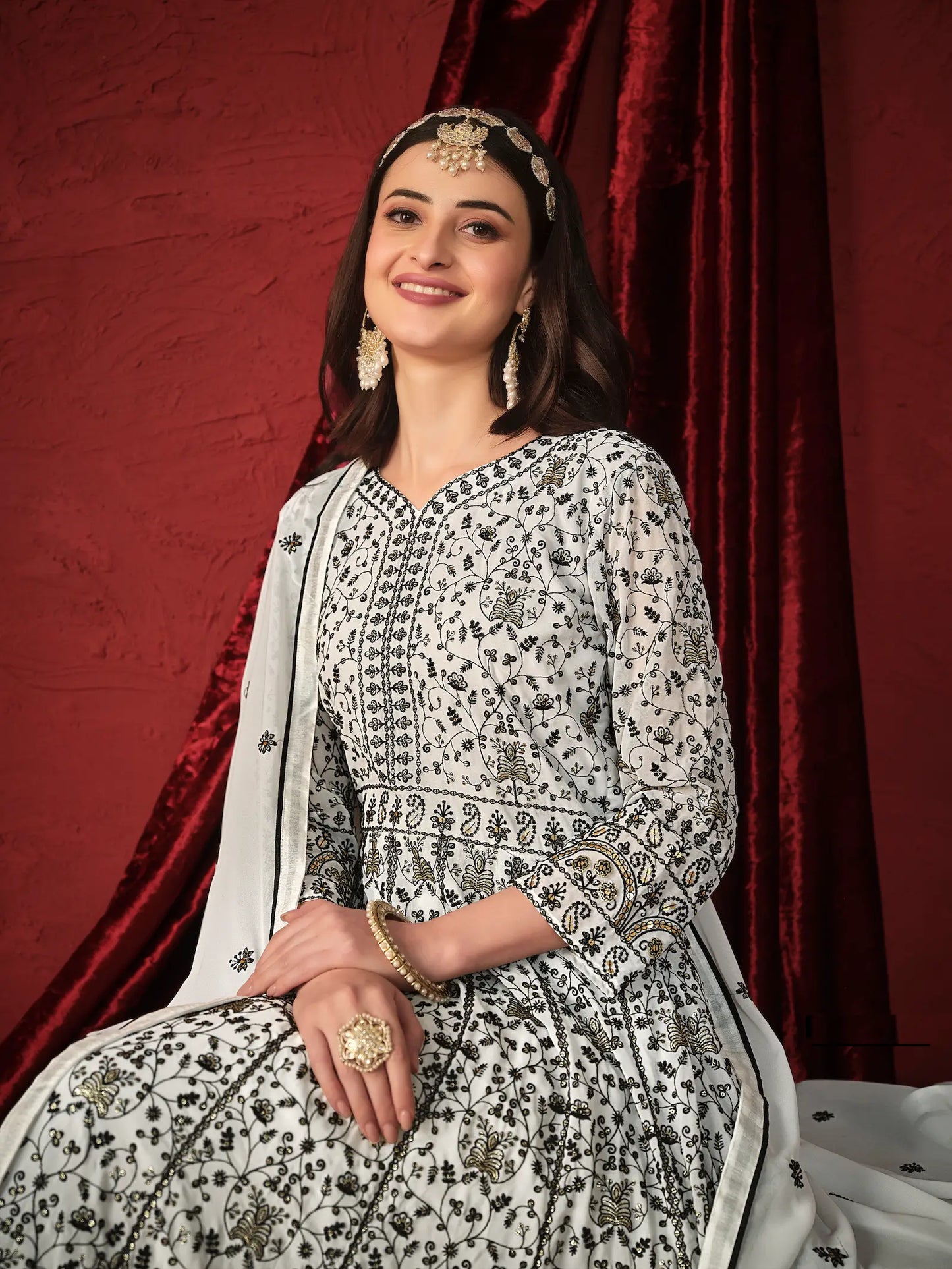Robe blanche en georgette avec broderie en fils et sequins