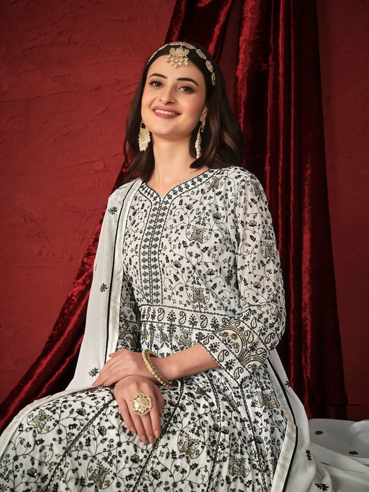 Robe blanche en georgette avec broderie en fils et sequins