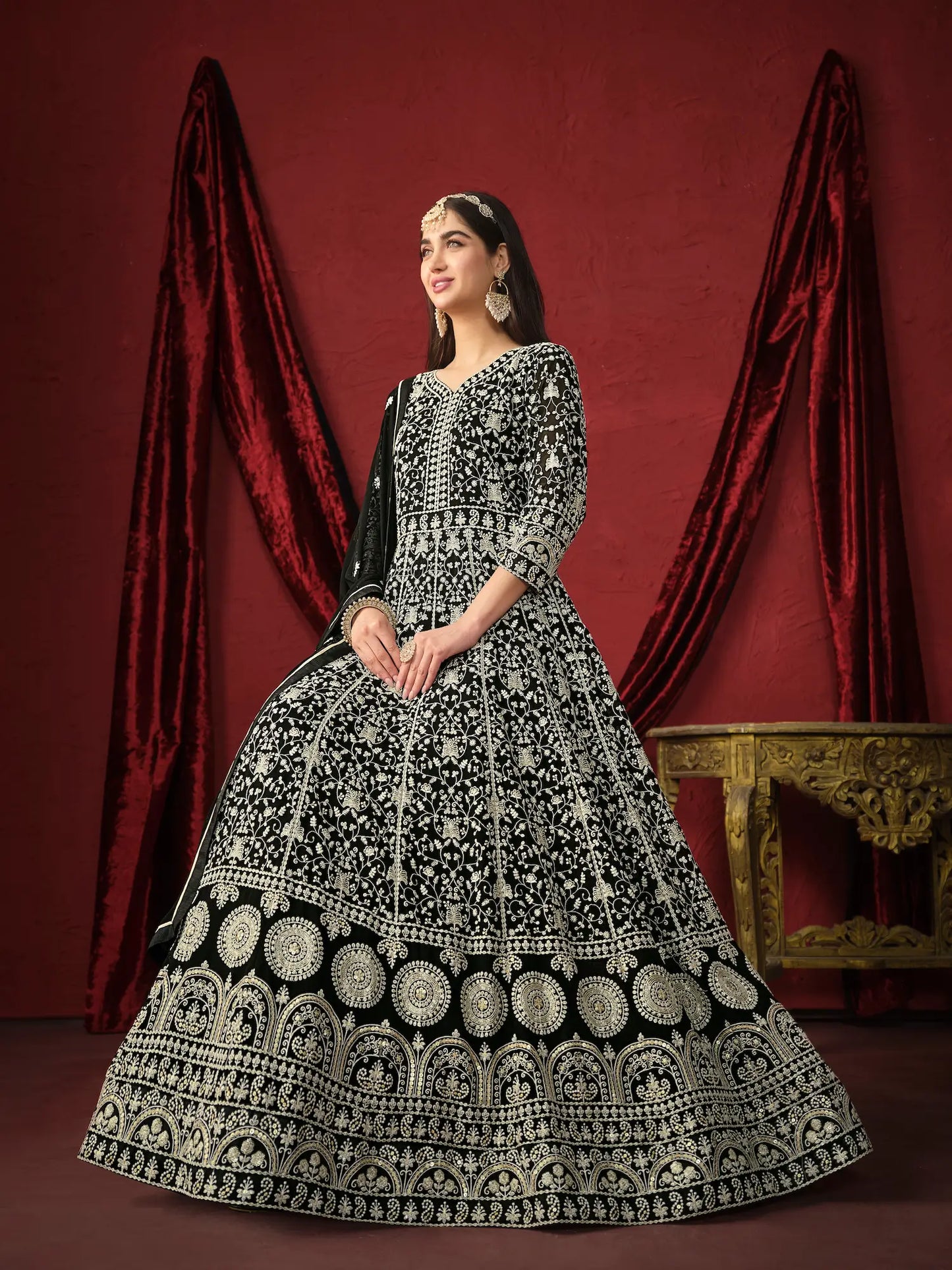 Robe Longue Noire en Georgette avec Broderie Fils & Sequins