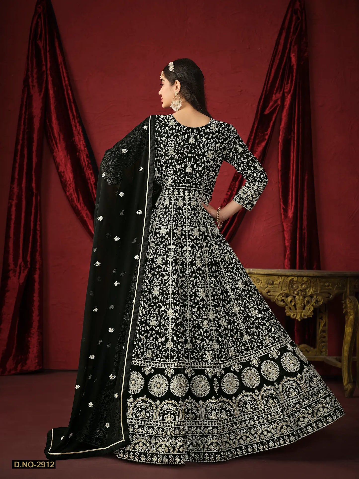 Robe Longue Noire en Georgette avec Broderie Fils & Sequins