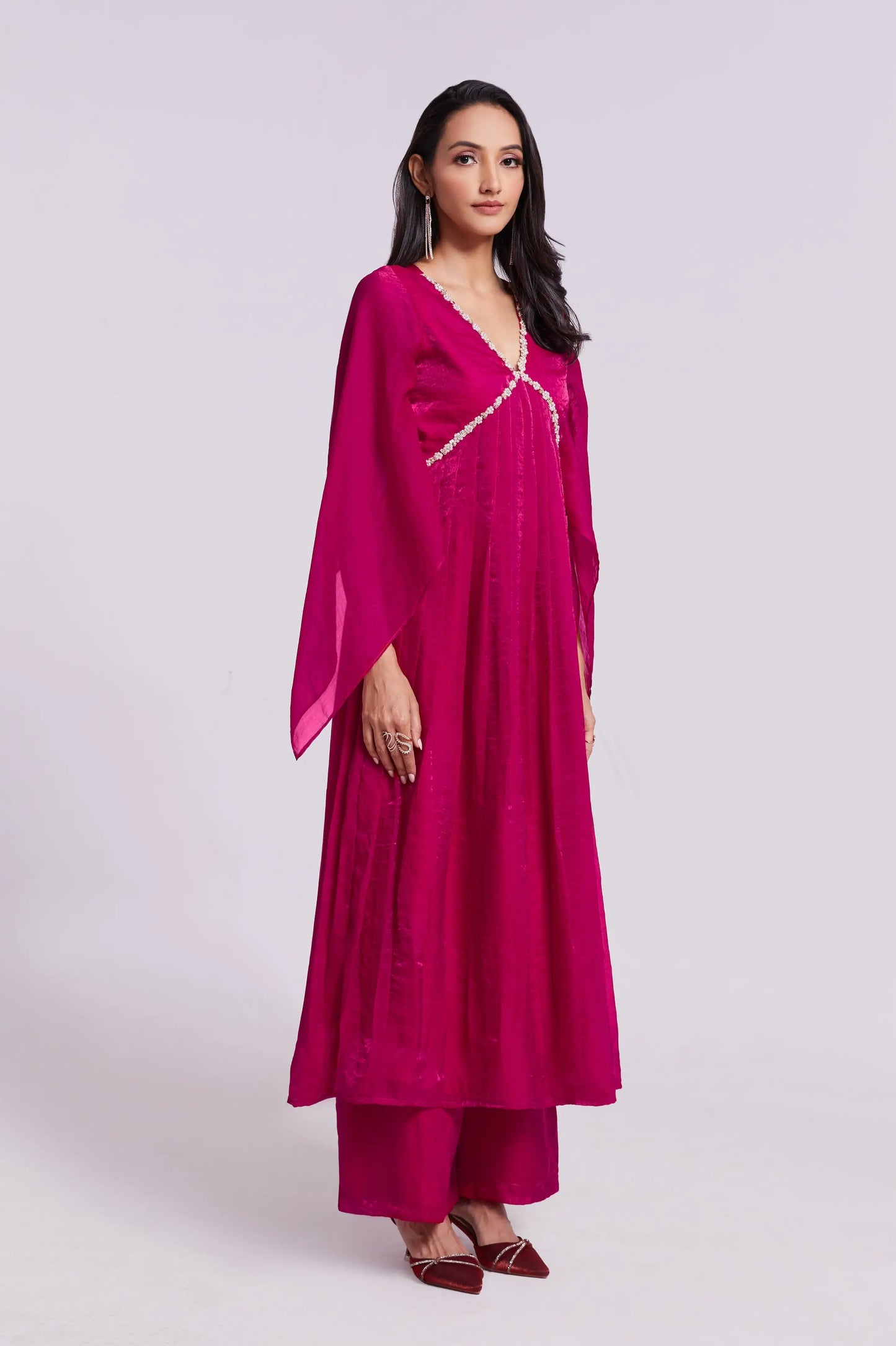 Rosa Salwar-Anzug aus reinem Organza mit Handarbeit