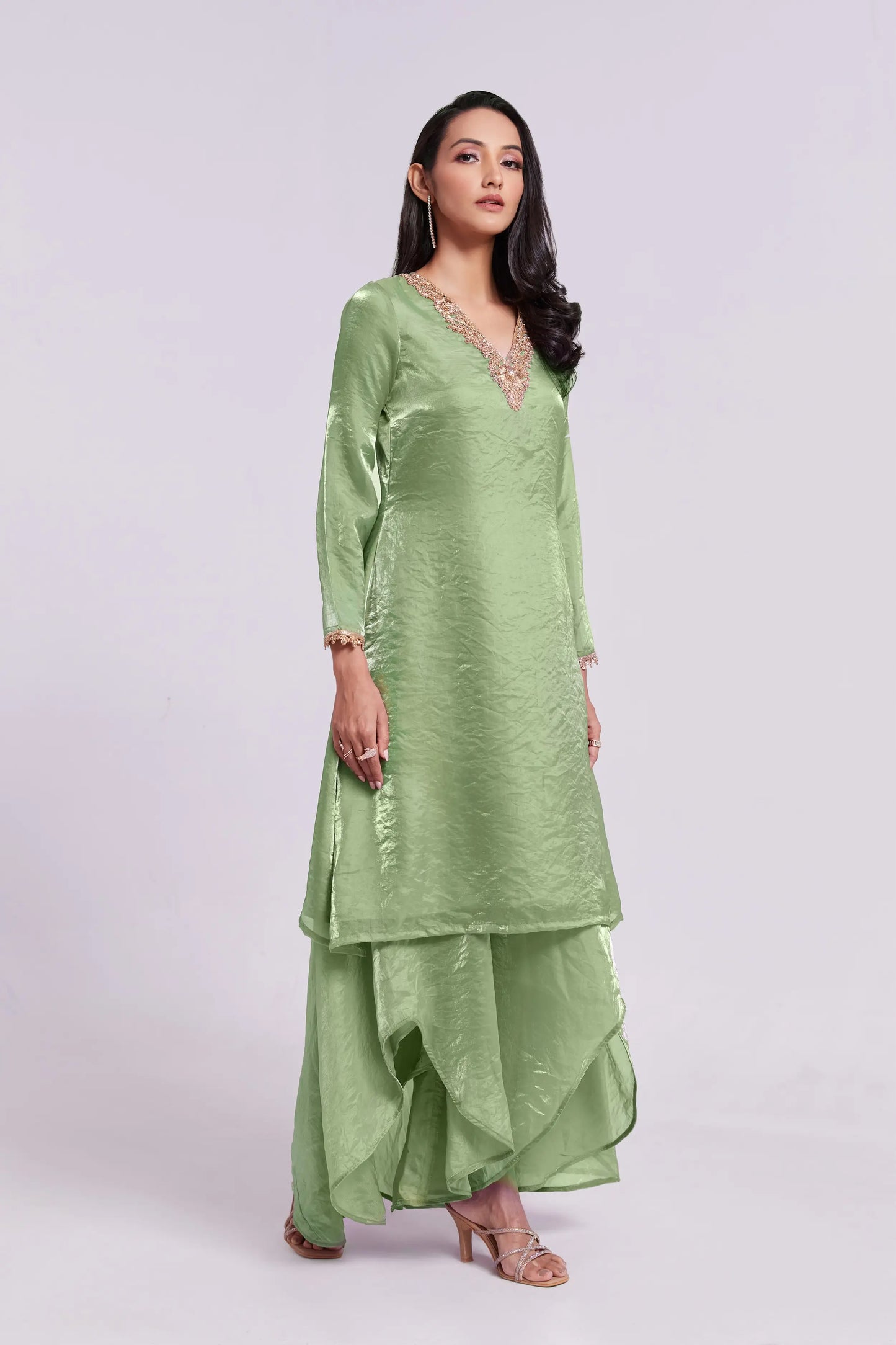 Pistaziengrüner Organza-Salwar-Anzug mit Handstickerei