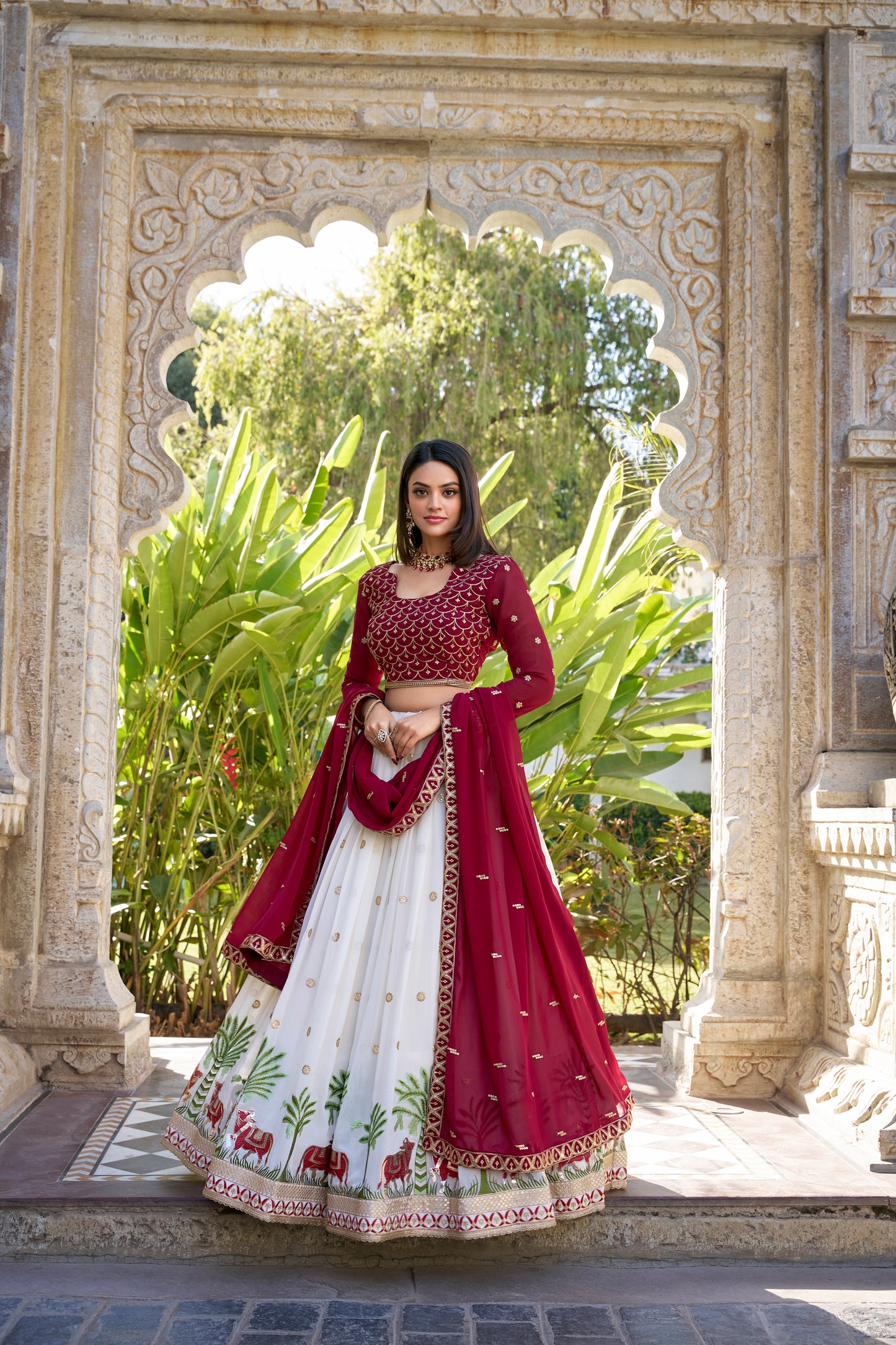 Rosa 3-teiliges Lehenga-Jacken-Set (Koti) mit Stickdetails
