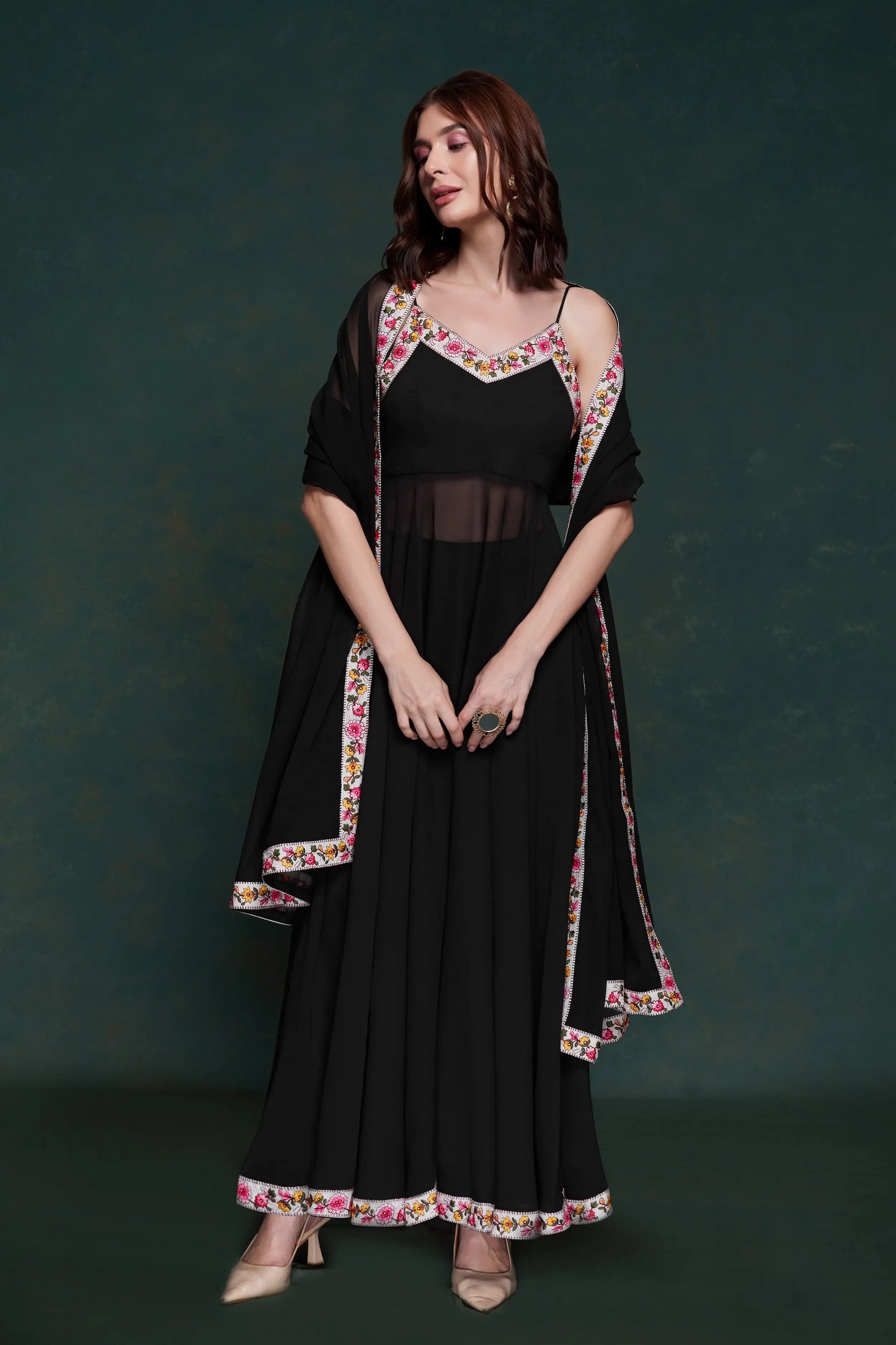 Schwarzer Georgette-Salwar-Anzug mit trendigem Dupatta