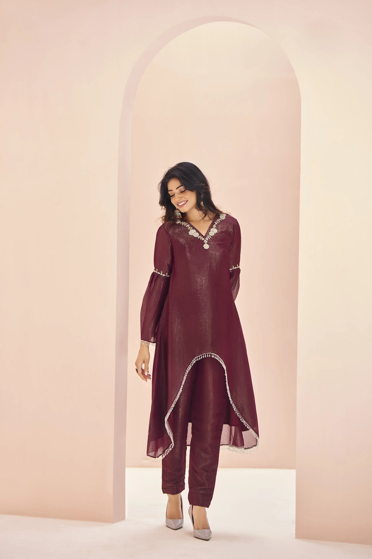 Salwar en organza bordeaux avec broderie à la main
