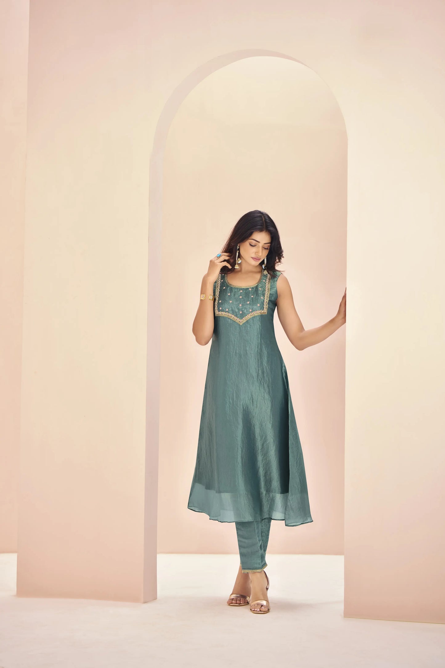 Salwar Suit en Organza Vert d'eau avec Broderie à la Main