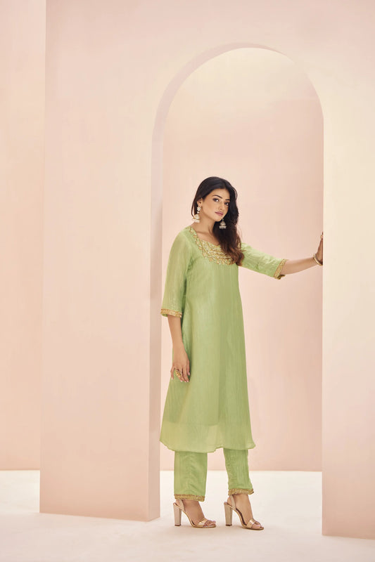 Salwar Suit en Organza Vert Clair avec Broderie à la Main