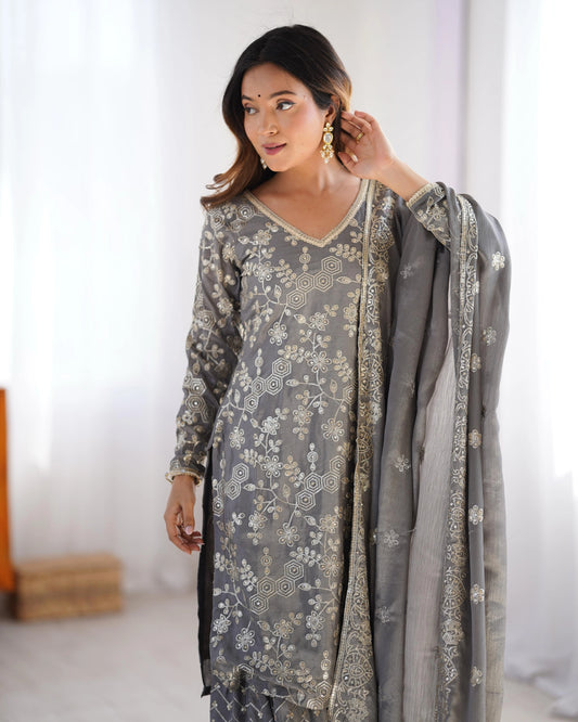 Ensemble Salwar Kameez gris clair en soie chinon avec délicate broderie et sequins