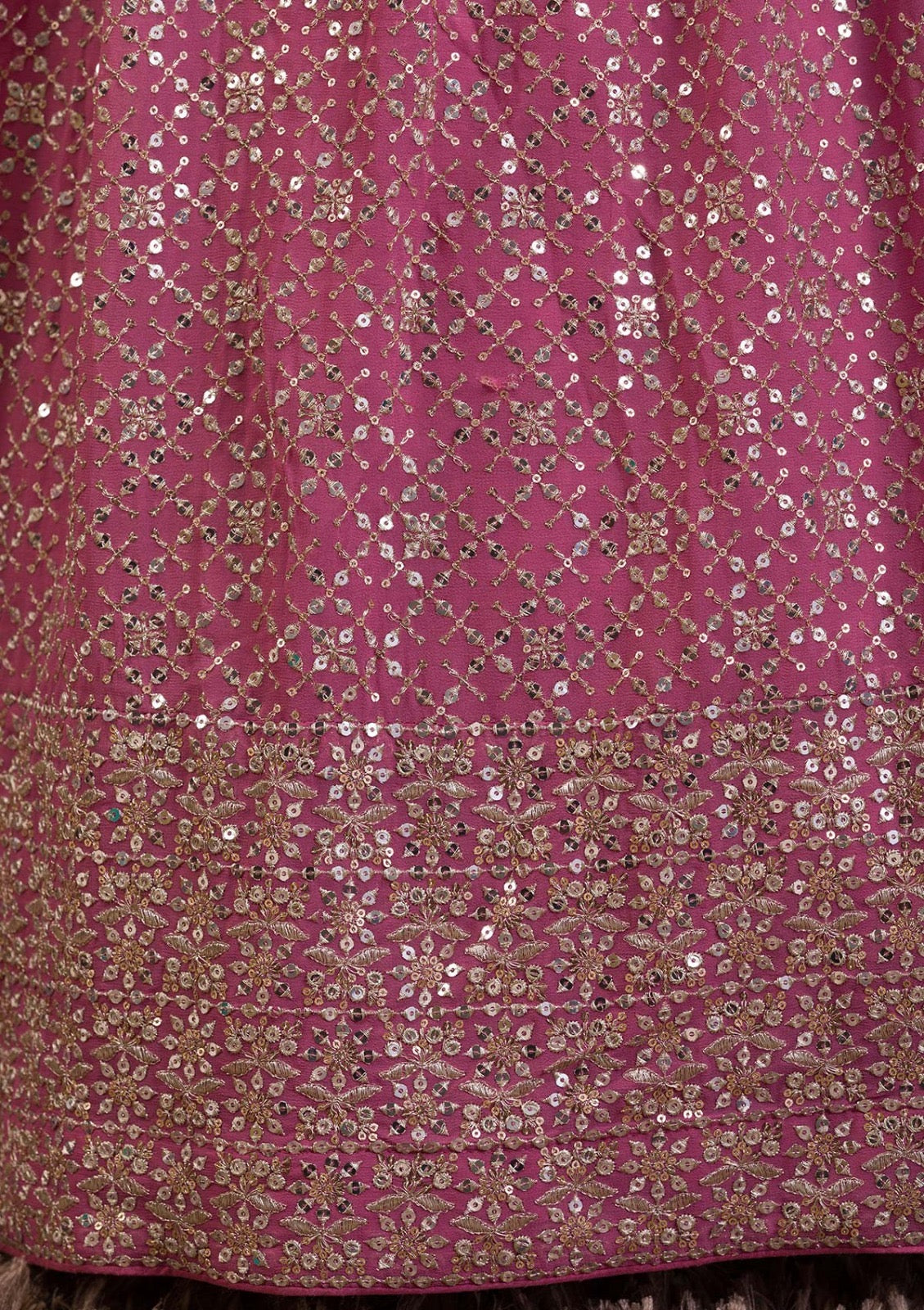 Lehenga rose en georgette léger avec broderies zari