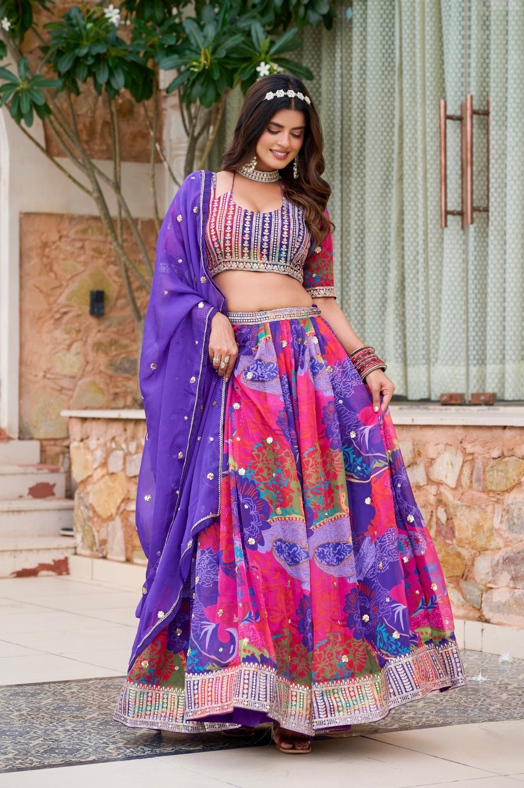 Lehenga violet vif en soie tabby et organza avec imprimé de fleurs multicolores COLLECTION RHEANNA