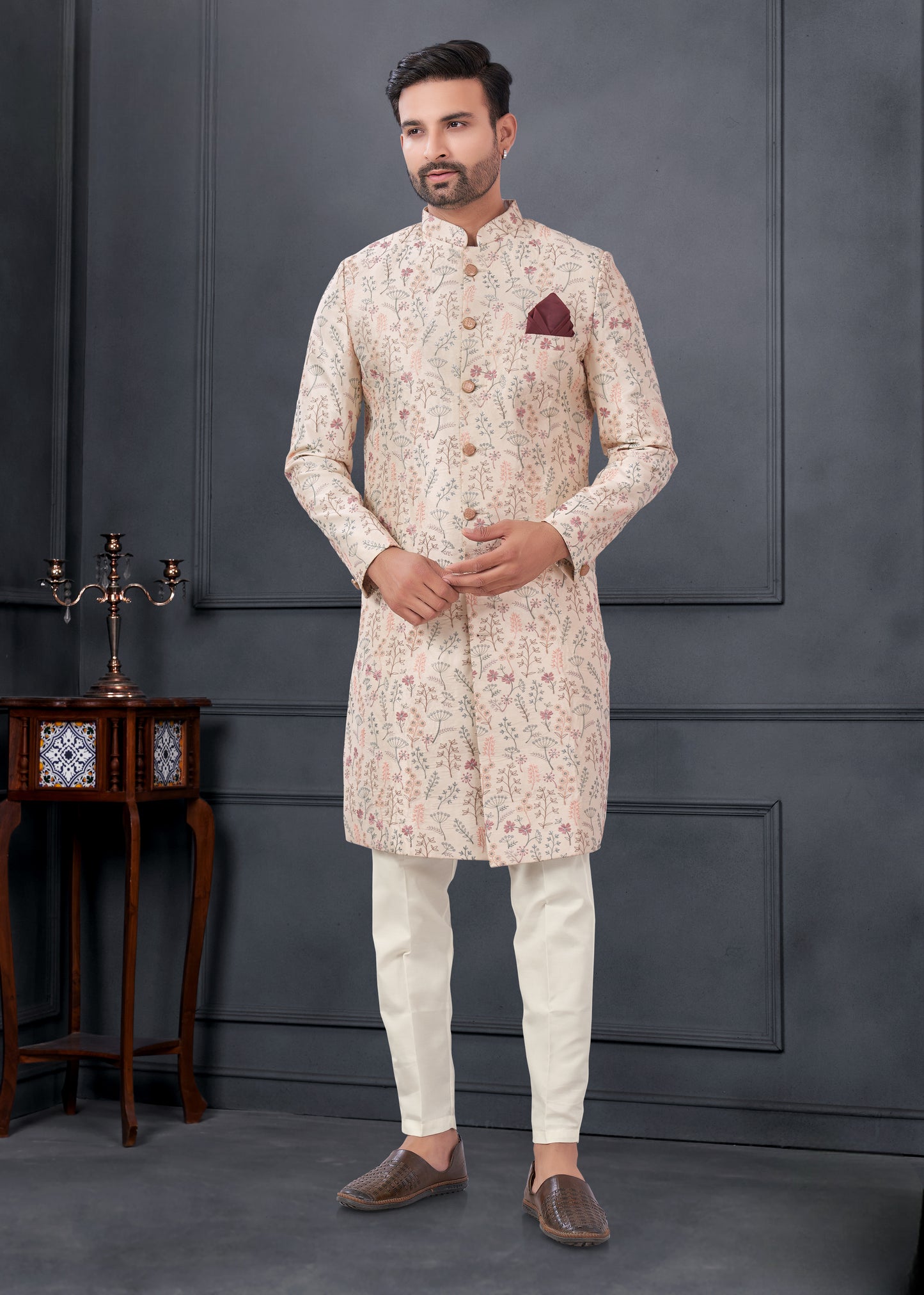 Ensemble Kurta Sophistiqué beige avec broderies fleurs en soie COLLECTION ROSHAN