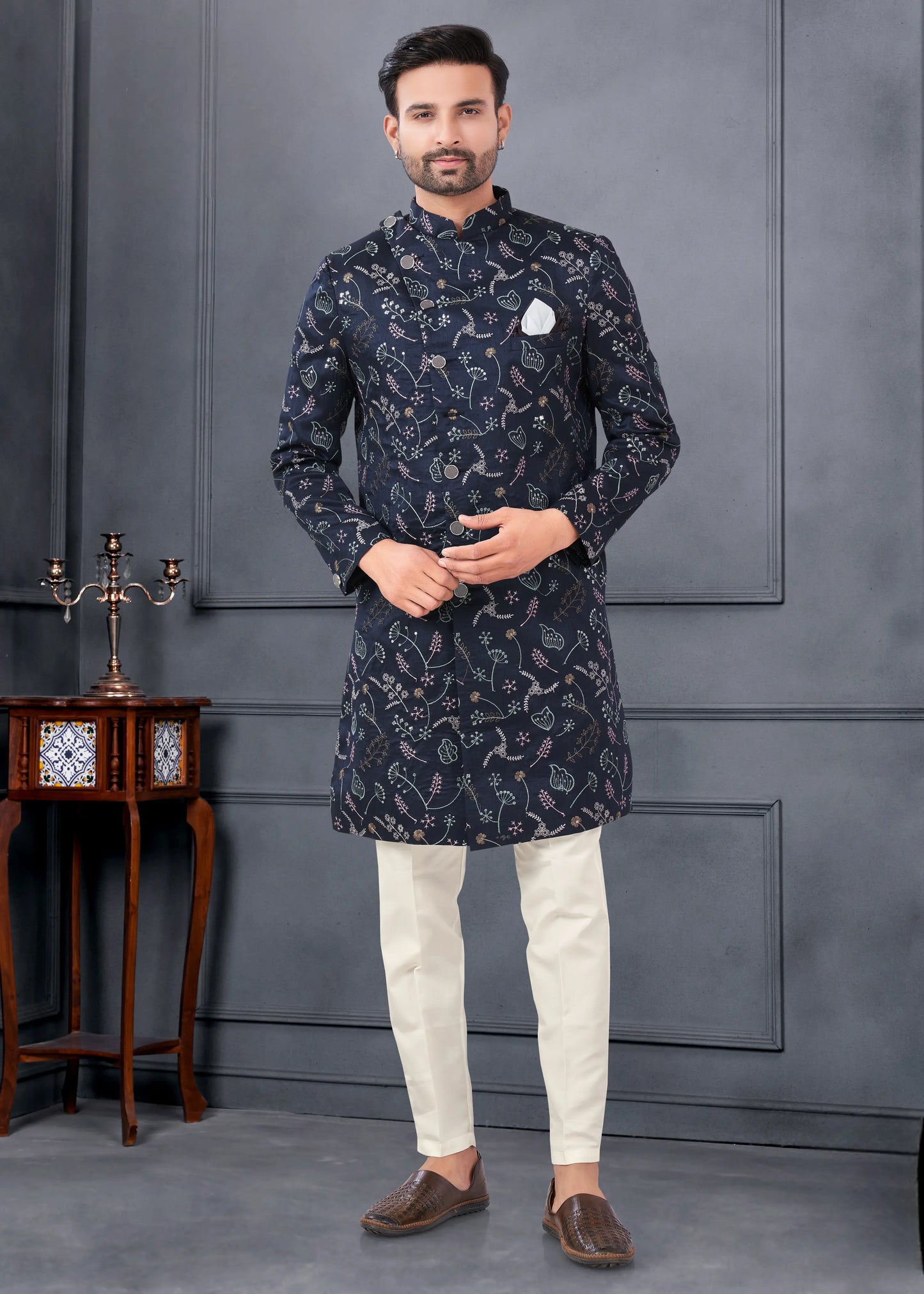 Ensemble Kurta Sophistiqué bleu marine avec broderies fleurs en soie COLLECTION ROSHAN