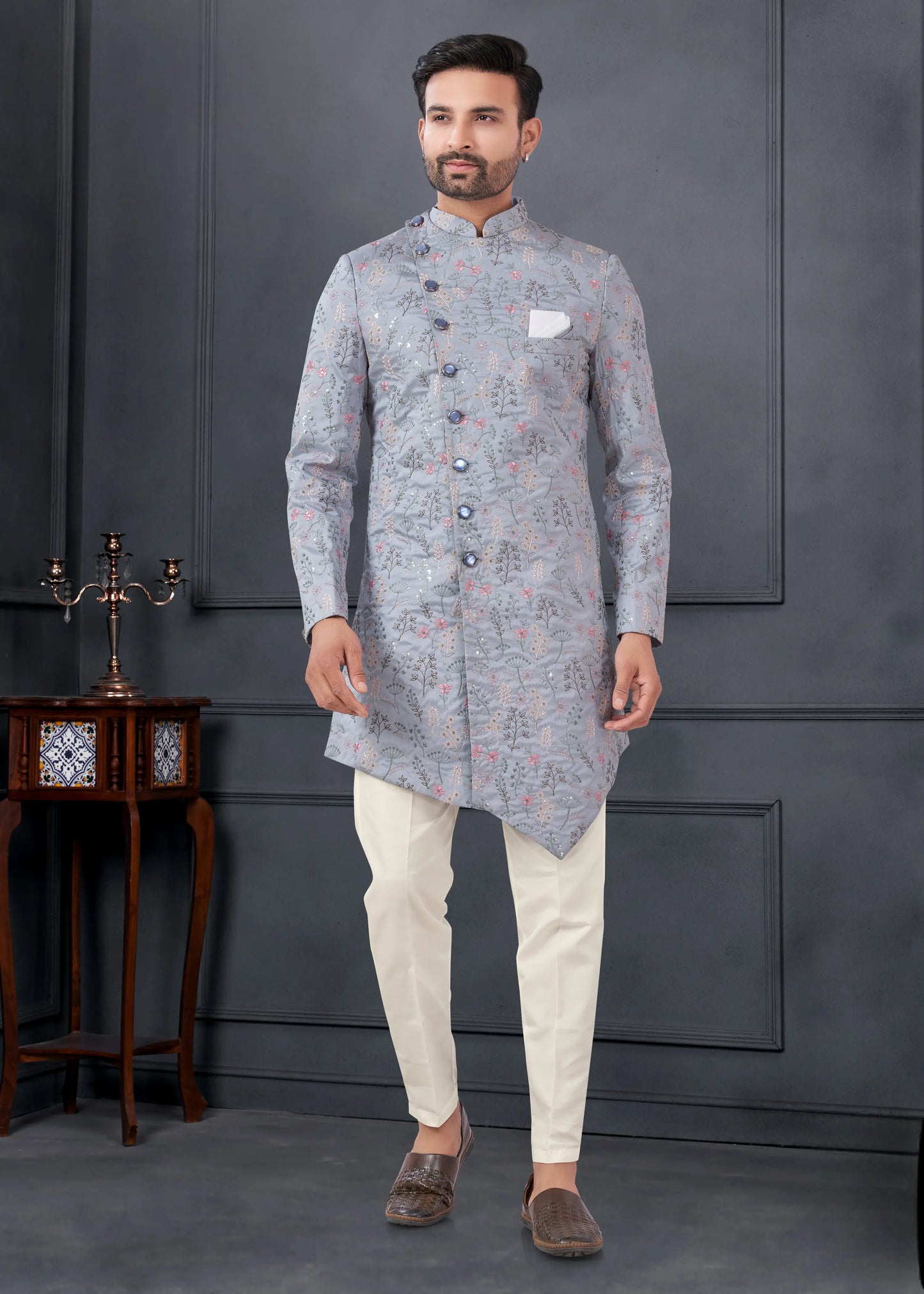 Ensemble Kurta Sophistiqué gris bleuté avec broderies fleurs en soie COLLECTION ROSHAN