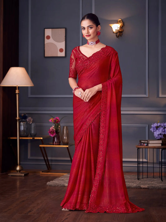 Sari de soirée en soie pailletée rouge avec broderie au fil et aux sequins.