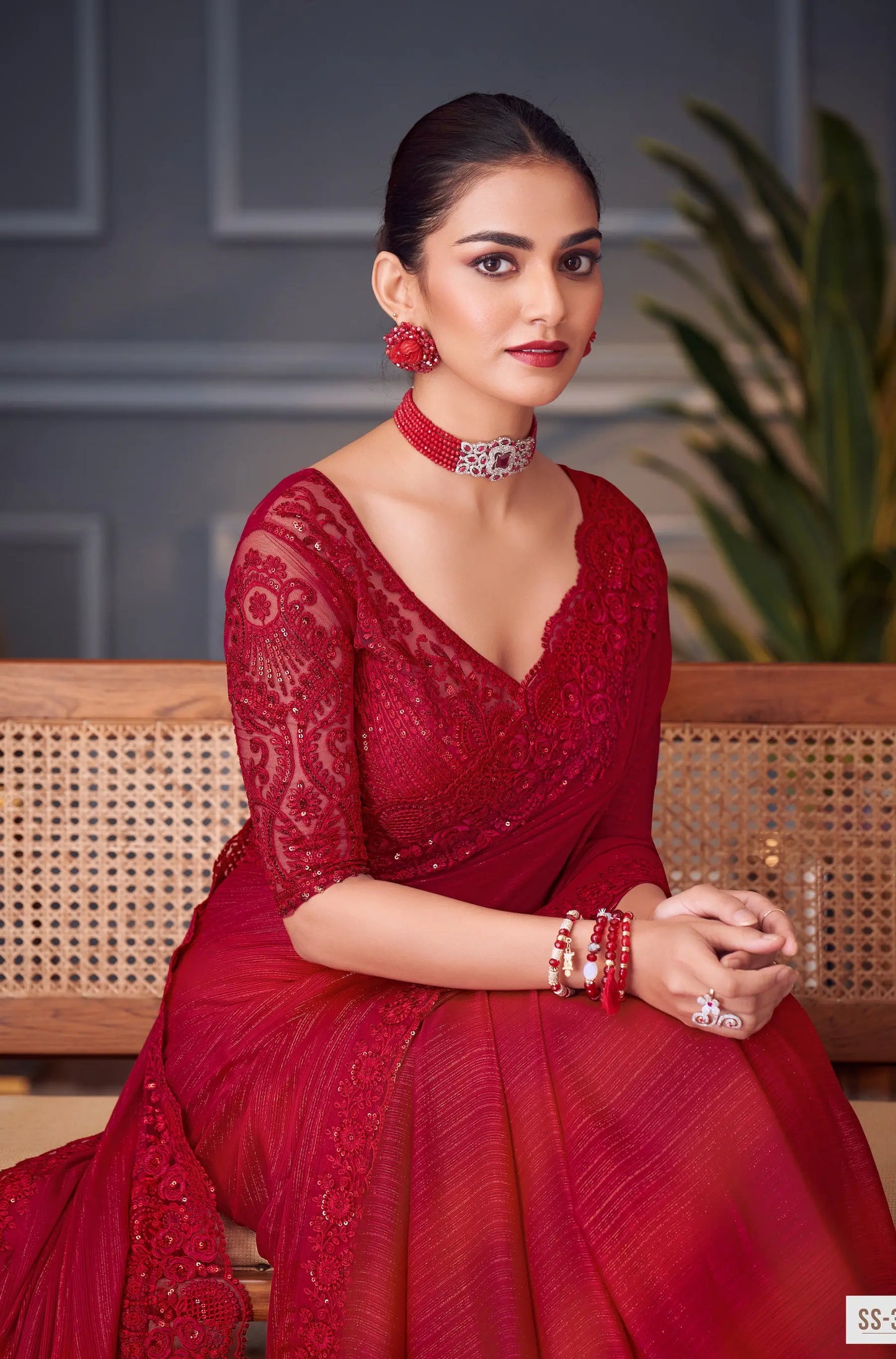 Sari de soirée en soie pailletée rouge avec broderie au fil et aux sequins.