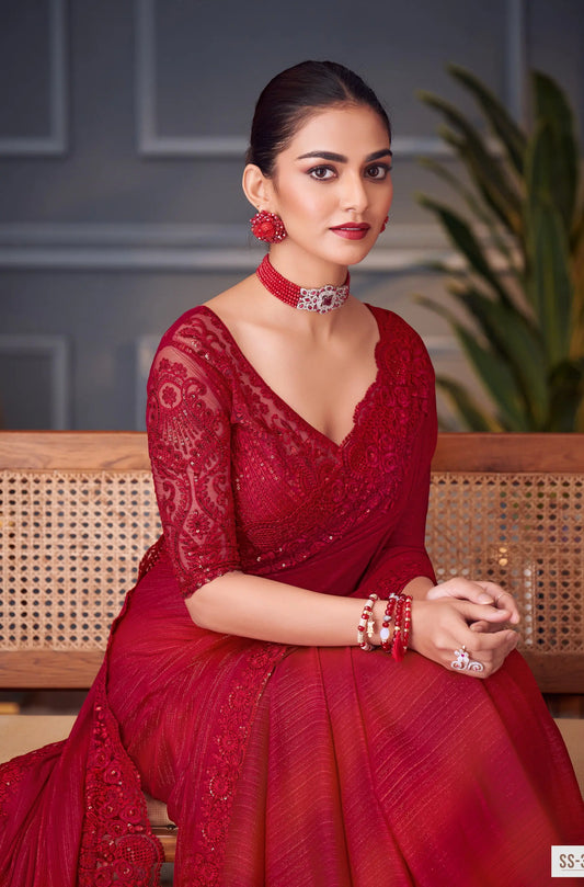 Sari de soirée en soie pailletée rouge avec broderie au fil et aux sequins.