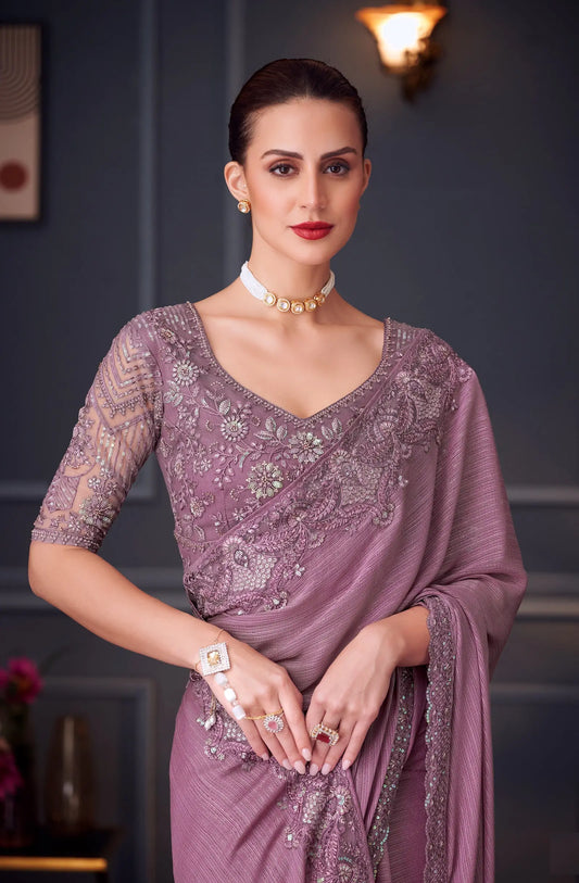 Sari de soirée en soie rose poudré irisé arc-en-ciel avec broderie au fil et aux sequins