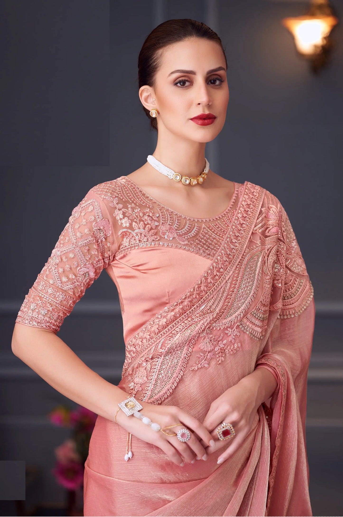 Pfirsichfarbener Abendsari aus Satin-Chiffon-Seidenglas mit Fadenstickerei und Pailletten
