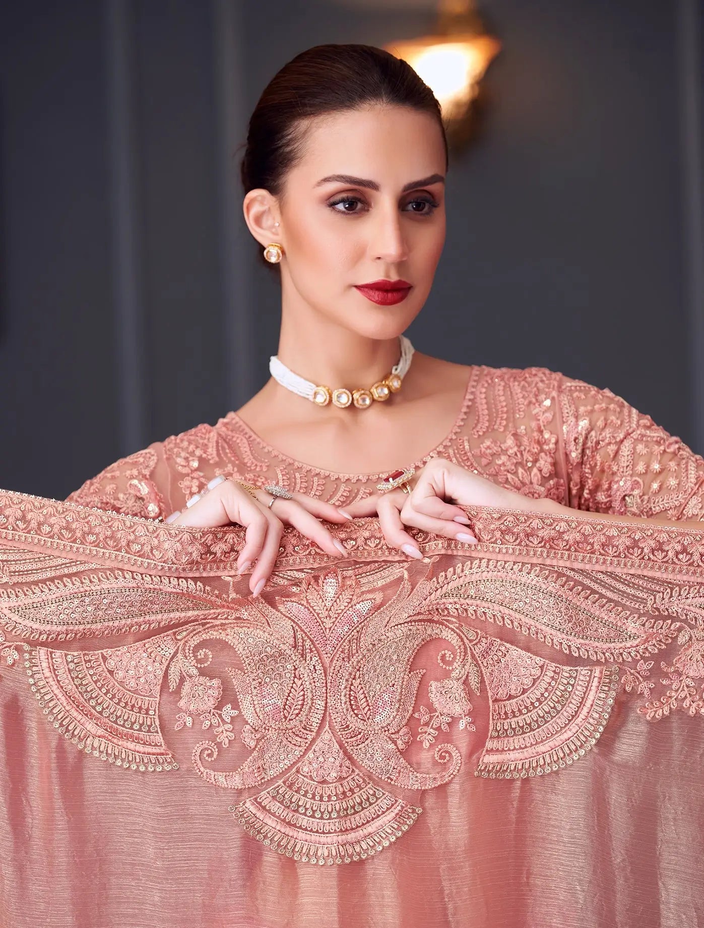 Pfirsichfarbener Abendsari aus Satin-Chiffon-Seidenglas mit Fadenstickerei und Pailletten