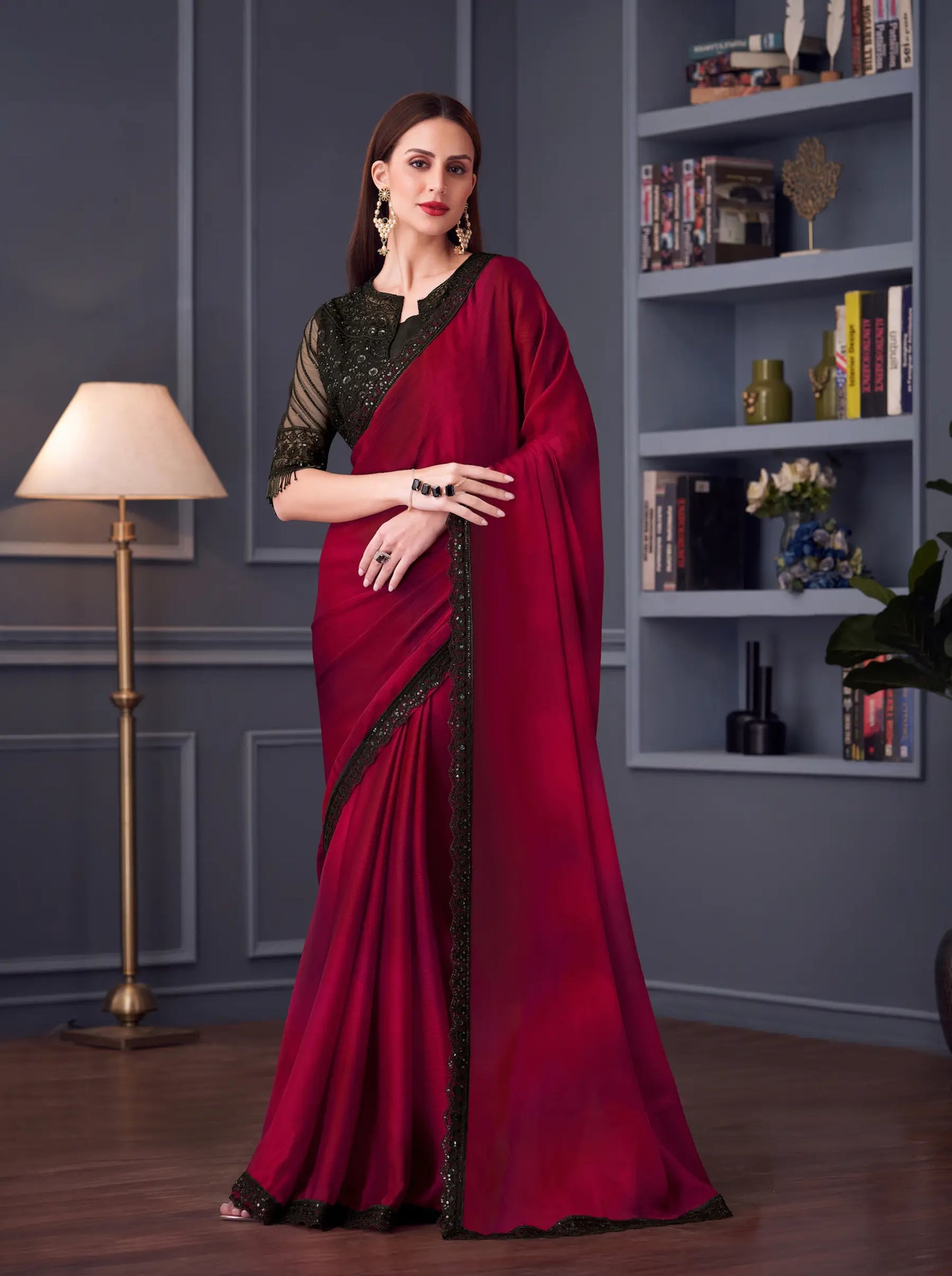 Roter Satin-Chiffon-Party-Sari mit Fadenstickerei und Pailletten, begleitet von einer Jacke