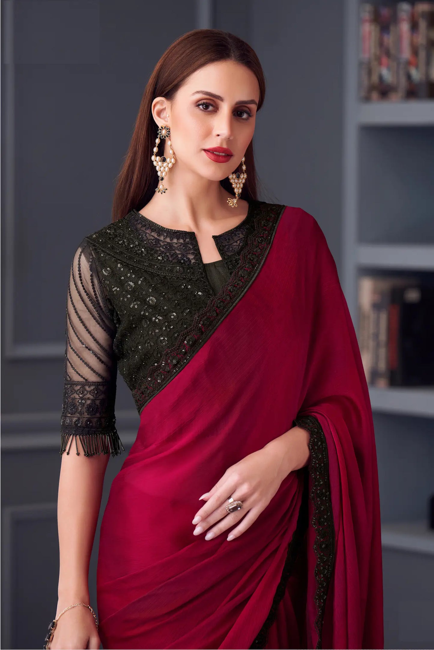 Roter Satin-Chiffon-Party-Sari mit Fadenstickerei und Pailletten, begleitet von einer Jacke