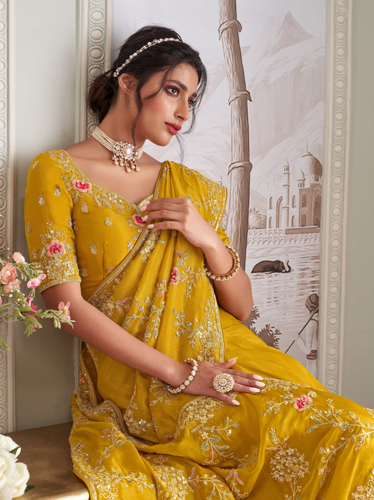 Sari travaillé en zari avec broderies et tissu fantaisie jaune moutarde et doré COLLECTION INDRA