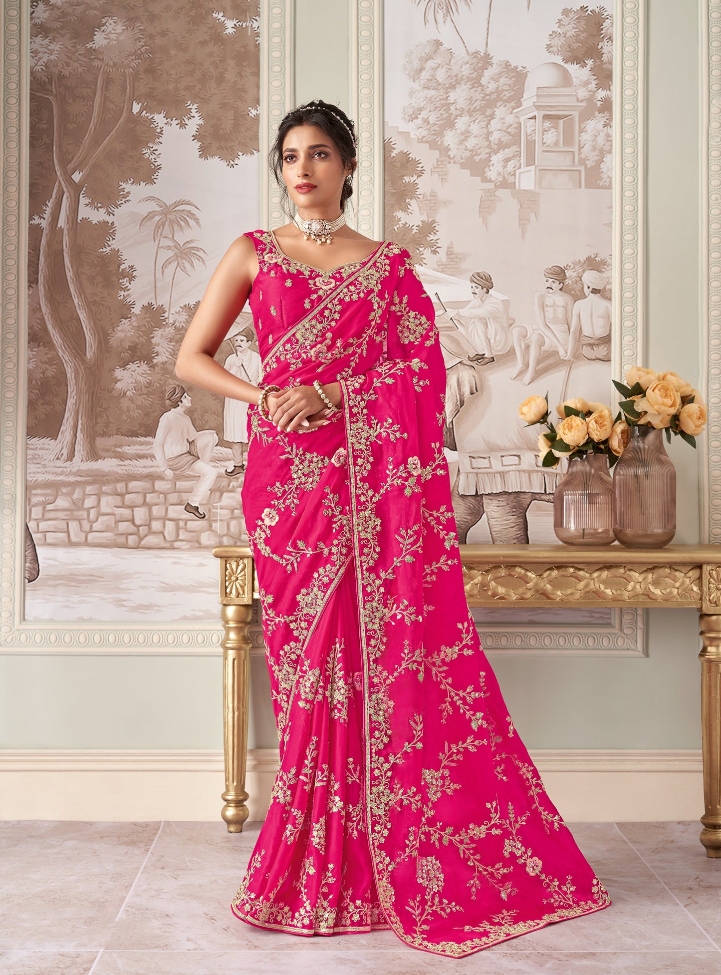 Grüner Glasseiden-Sari mit mehrfarbiger roter Blumenbluse und Digitaldruck, Pailletten- und Fadenstickerei