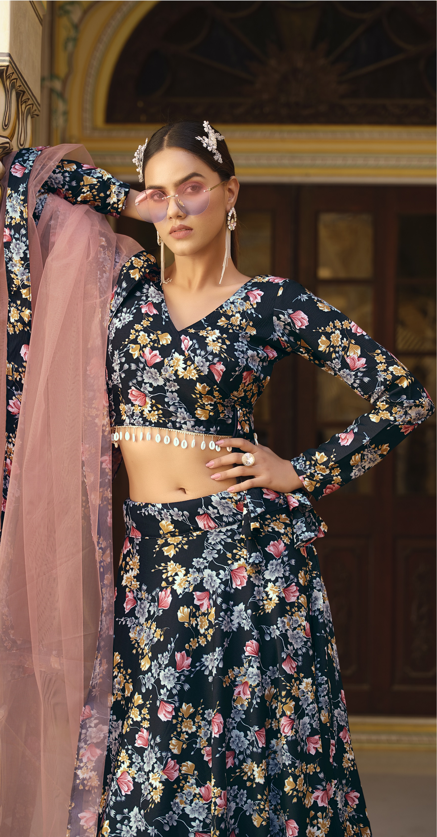 Rosa 3-teiliges Lehenga-Jacken-Set (Koti) mit Stickdetails