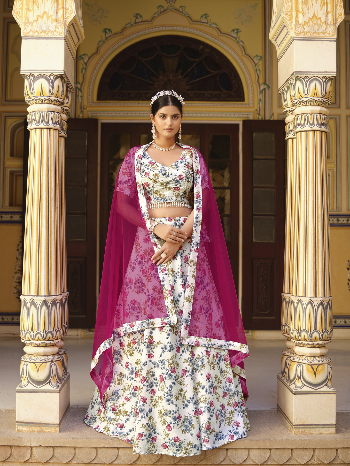 Ensemble lehenga fleuri rose fuchsia et blanc cassé en soie frippée indo-occidental COLLECTION TARA