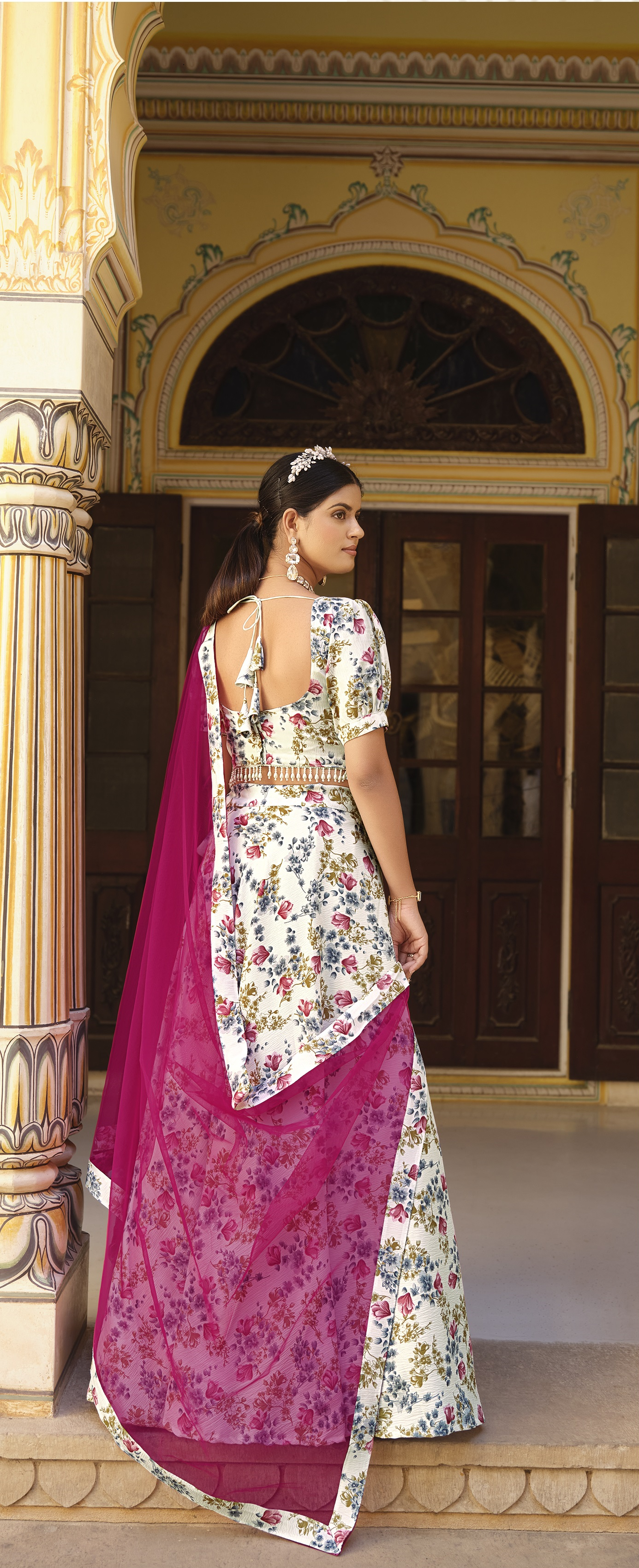 Ensemble lehenga fleuri rose fuchsia et blanc cassé en soie frippée indo-occidental COLLECTION TARA
