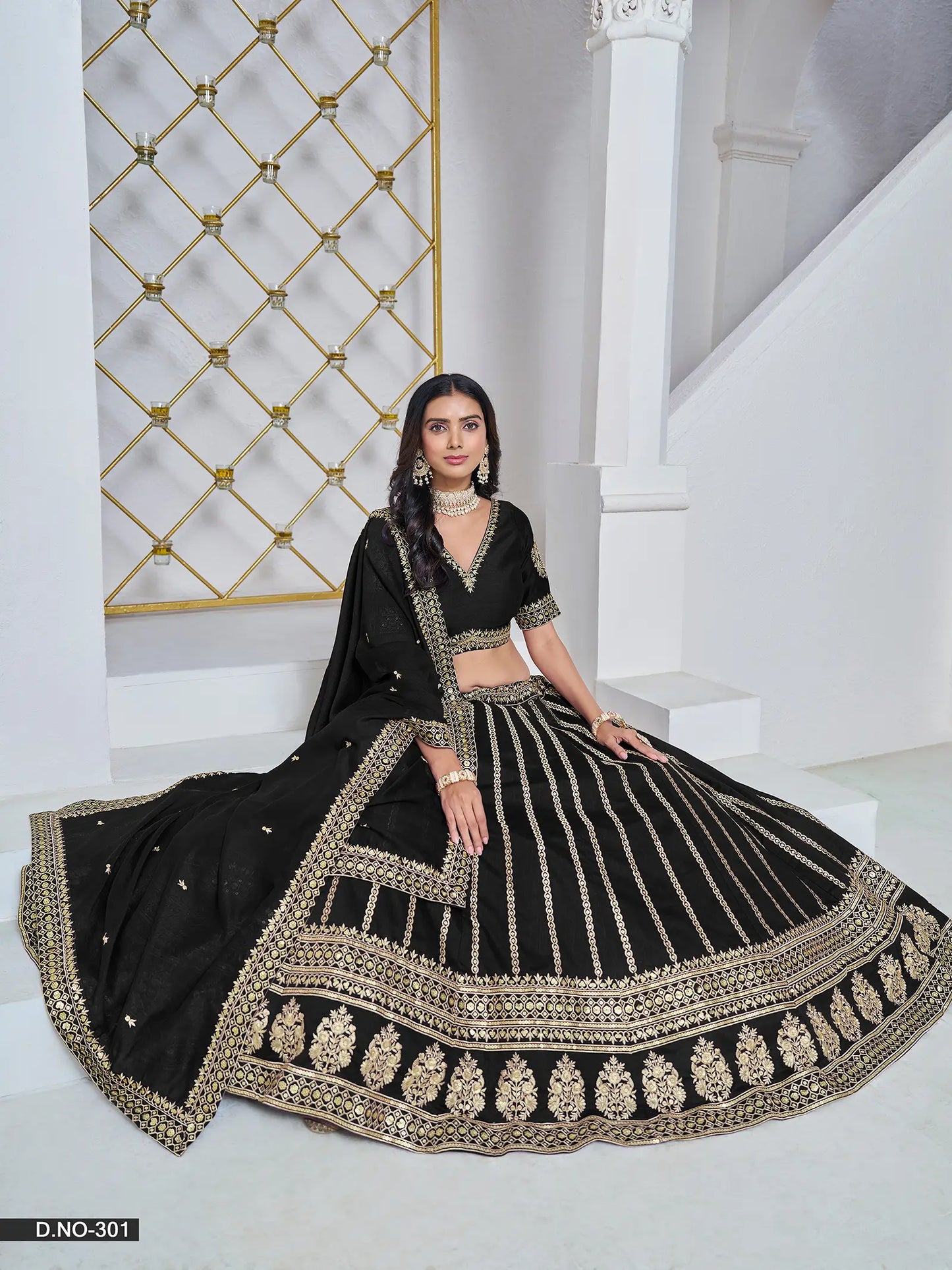 Designer Lehenga Choli aus schwarzer Kunstseide mit Fadenstickerei und Pailletten